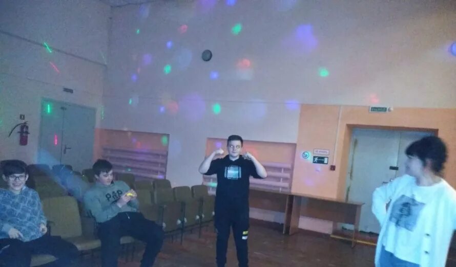 Танцуй пока мама. Танцуй пока мама. Мама я танцую. Танцуй пока мама. Танцуй пока молодой газманов.