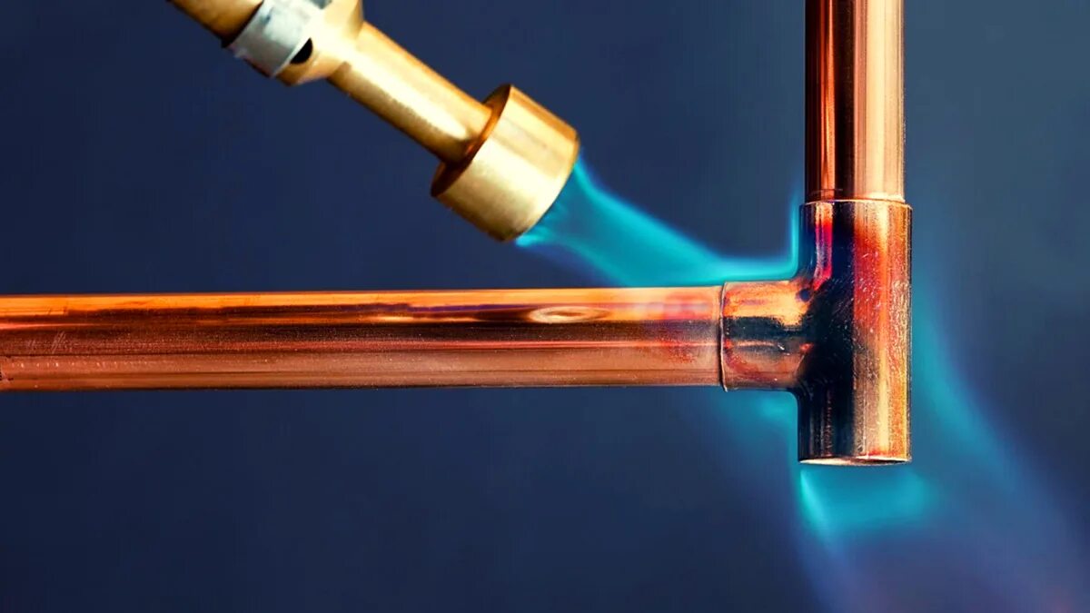 пайка медных трубок газовой горелкой. медные трубы для водопровода. медные газовые трубы. соединительная пайка для медных труб. пайка медных труб для отопления.