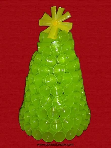 Елка из пластиковых стаканчиков. Елочка из пластиковых стаканчиков. Елка из стаканчиков своими руками. Новогодняя елка из стаканчиков. Новогодняя елка из пластиковых стаканчиков.