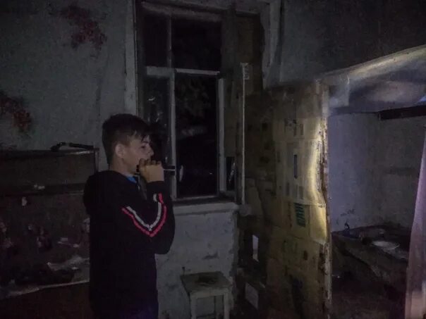 Парень в заброшенном здании