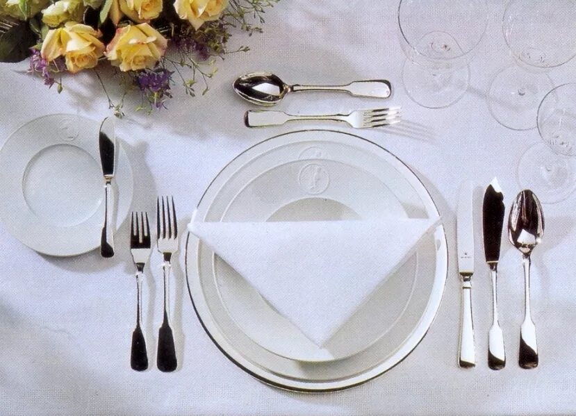 правил сервировки стола. правильная сервировка стола. сервировка приборов по этикету в ресторане. столовые приборы для сервировки стола. с какой стороны класть салфетку от тарелки.