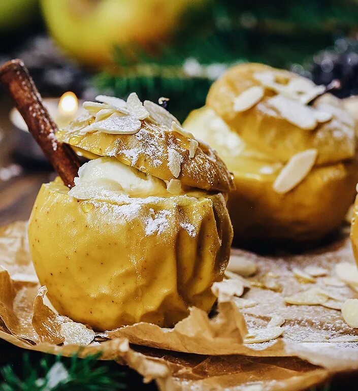 Печеные яблоки в духовке рецепт с медом. Печеные яблоки. Печёные яблоки в духовке. Запеченные яблоки с начинкой. Десерт с яблоками в духовке.