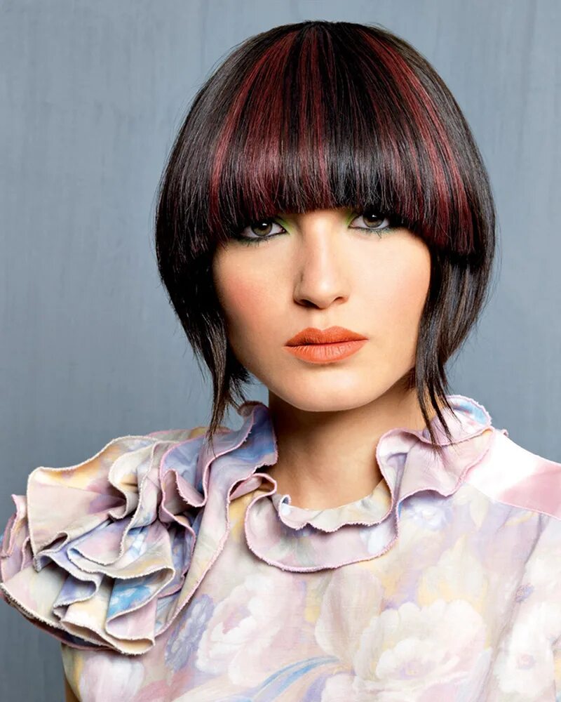 Как покрасить каре. Каре с крашеными прядями. Колорирование боб каре асимметрия. Волосы с красными прядями. Асимметрия каре и колорирование.