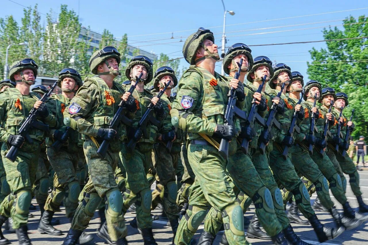 Десантники на параде. Парад в днр и лнр. Донецкие вооруженные силы. Вс днр. Донецкие вооруженные силы.