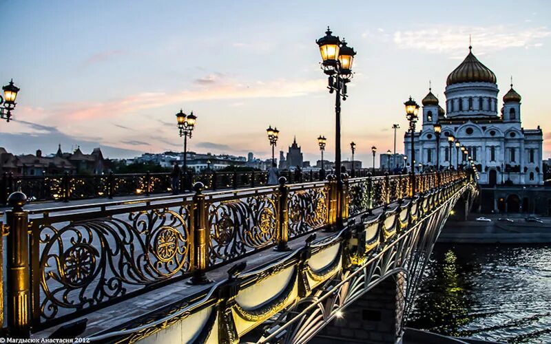 мост у храма спасителя. патриарший мост в москве лето. патриарший мост церковь. патриарший мост у храма христа. мост у храма христа спасителя в москве.