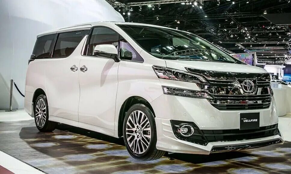 Отличается альфард. Тойота Велфаер 2018. Toyota Vellfire 2017. Тойота Веллфайр гибрид. Тойота Велфаер 2015.