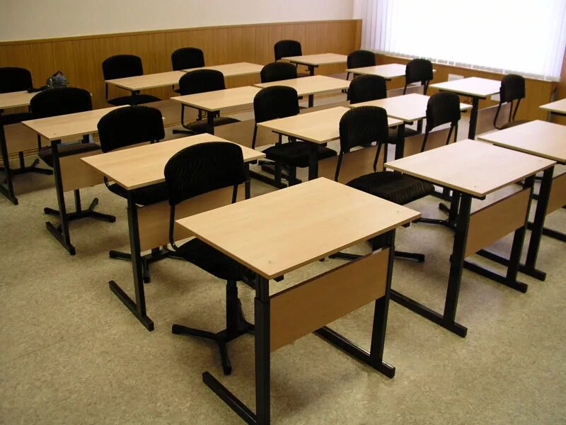 Парта вход. Стол для аудитории. Столы для учебного класса. Столы для учебных аудиторий. Парта в аудитории.