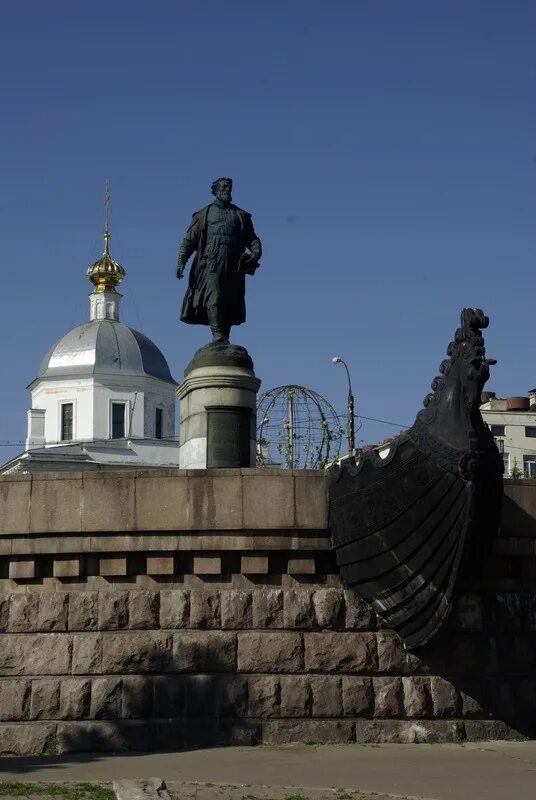 Какой памятник создал никитин в 18 веке. Памятник Афанасию Никитину в Твери. Памятник Афанасию Никтину Тверл. Никитин Тверь памятник Афанасию.