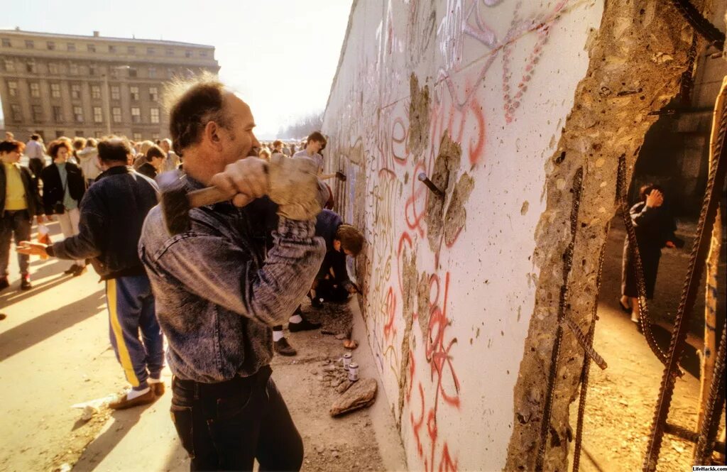 Берлинская стена 1989. Разрушение Берлинской стены 1989. 1989 Год Берлинская стена. Берлинская стена разрушение. Первый после павшего