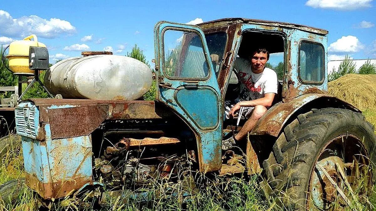 Трактор в деревне работает. Колхозный мтз 80. колхозный мтз 80 посевная. тракторист в тракторе. сельский трактор.