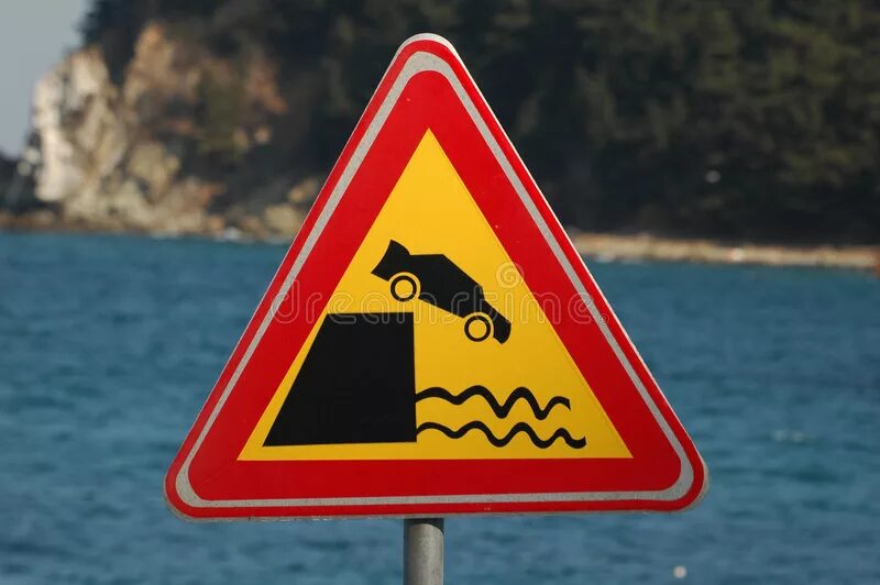 Осторожно обрыв знак дорожный. Дорожный знак море. Знак машина в реку. Дорожный знак с машиной в желтом треугольнике. Дорожные знаки упали