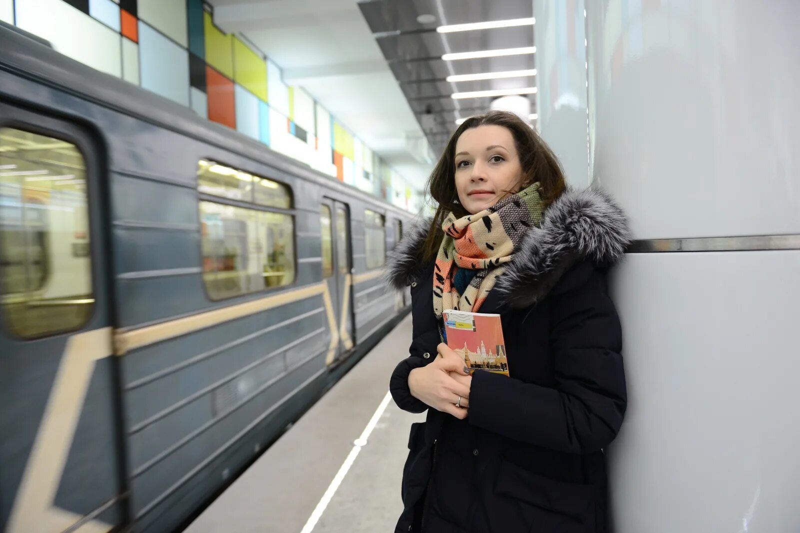 Девушка поющая в метро. Фотосессия в метро москвы. москва зима метро. голос московского метро.