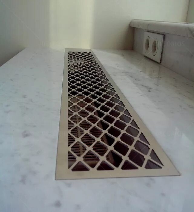 Решётка вентиляционная на подоконник 800х150 накладная. Решетка на столешницу для батареи. Вентиляционная решетка для подоконника 600х80. Решетка для столешницы над батареей. Решётки на подоконнике для вентиляции.