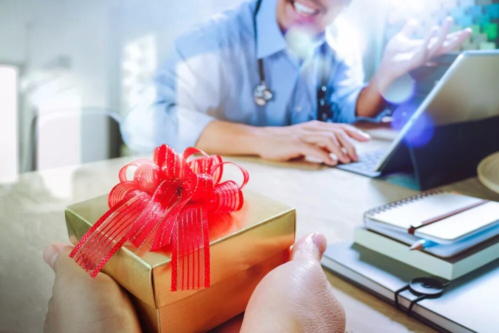 Организация получила подарок. Медицина подарок. Врач дарит подарок. Подарок врачу. Подарок взятка.