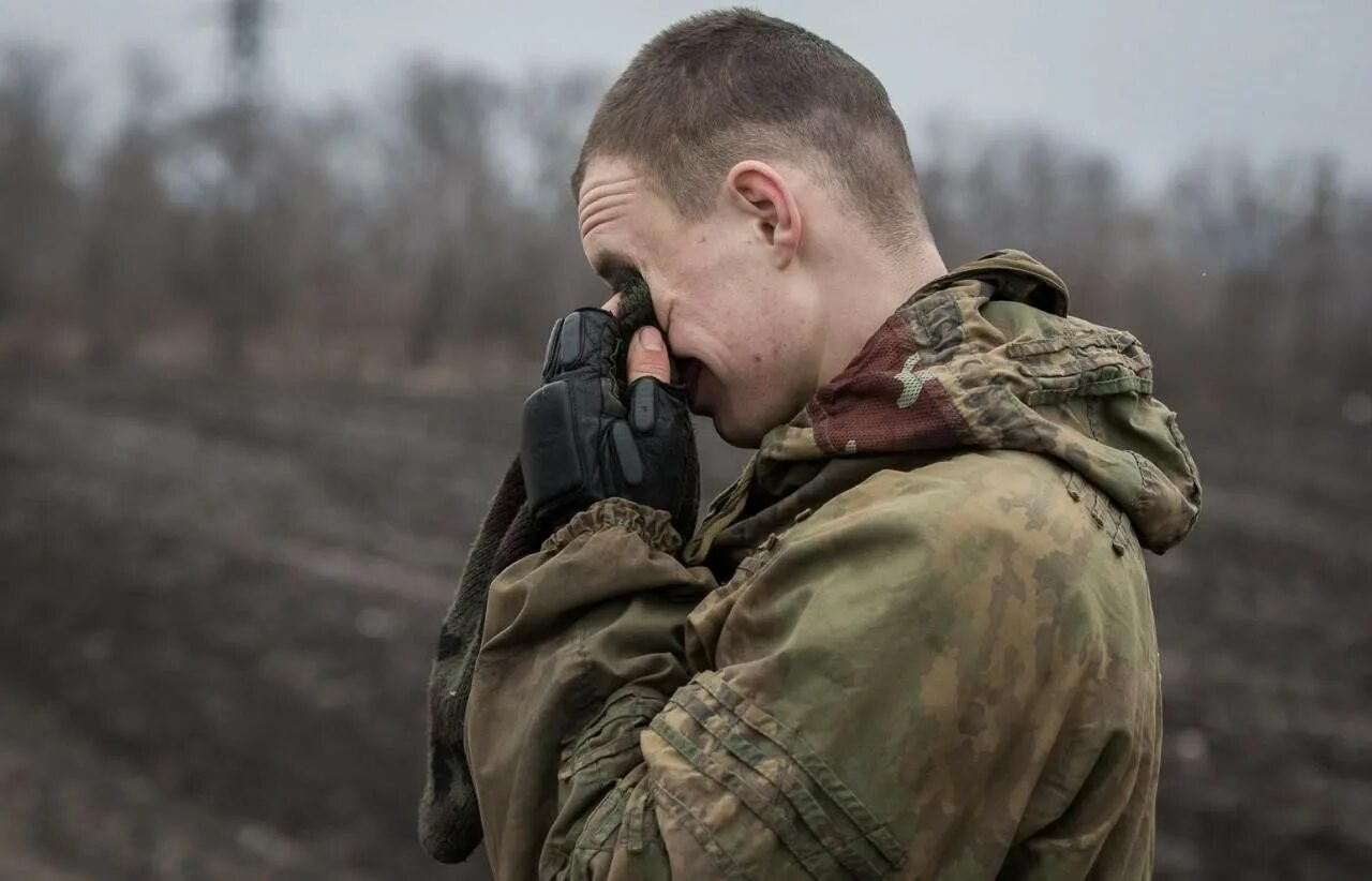 Уставшим от войны. Военкор Сладков ВСУ. Военный грустит. Грустный солдат.