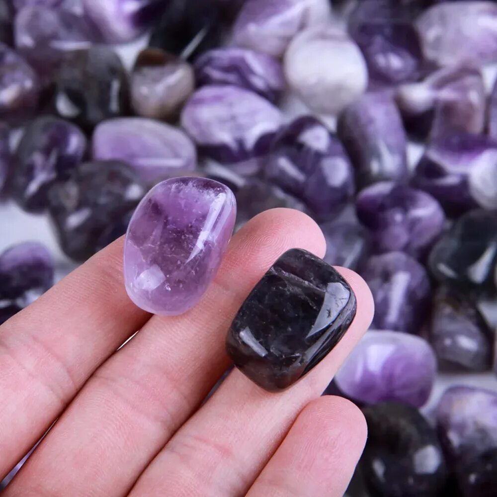 Чароит минерал. Камень талисман аметист. Фиолетовый кварц камень. Сиреневый цвет камня как называется. Фиолетовый камень аметист.