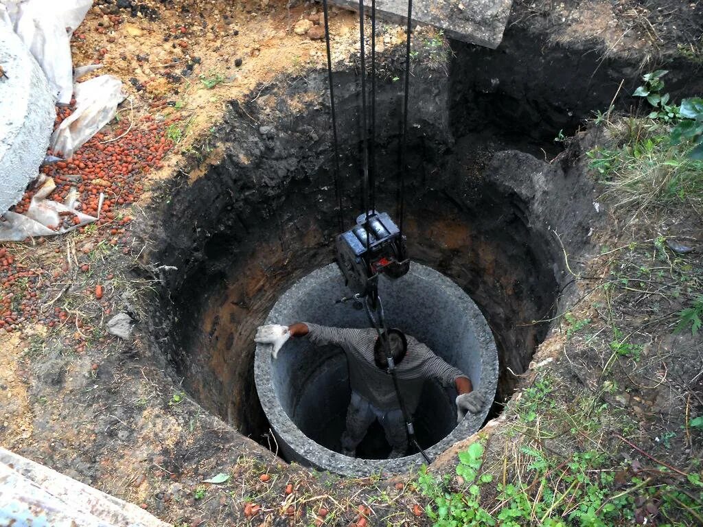Сделать выгребную яму из бетонных колец. Бетонный колодец для водопровода. сливной колодец. септик из жби колец. выгребная яма.