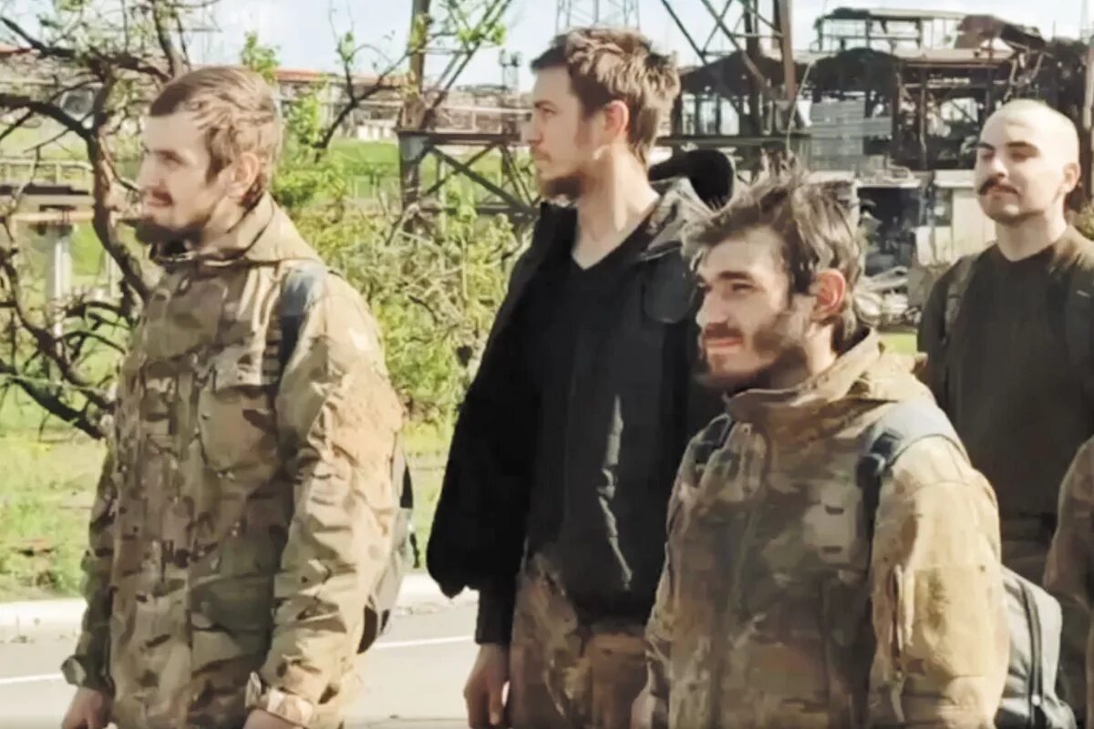 Они сдаются в плен. Советские военнопленные 1942. Немецкие солдаты сдаются в плен 1941. Солдат. Они сдаются в плен.