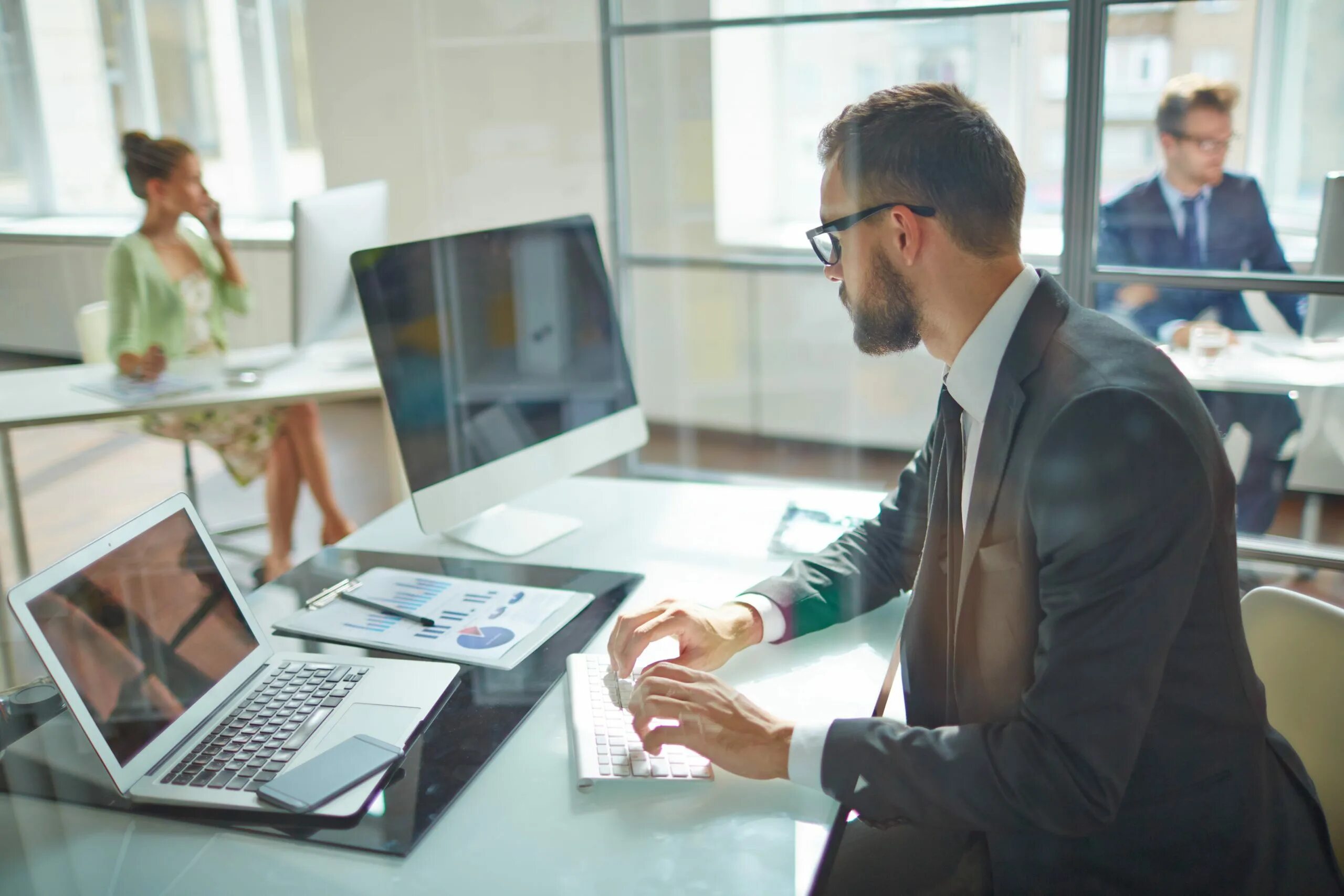 Как работать в офисе банка. Iva technologies вкс. iva connect. офис с сотрудниками. люди в офисе.