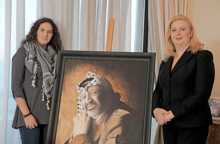 Ясир арафат и его жена. Ясир арафат с женой. Ясир арафат с женой. Суха арафат в молодости. Суха арафат с дочерью.