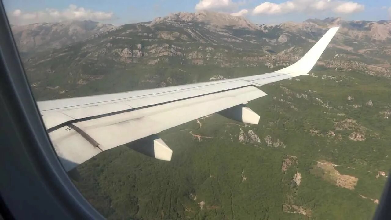 Авиаперелет москва черногория. Embraer 195 Air Montenegro. Посадка в Тивате. Embraer 195 Монтенегро фото.