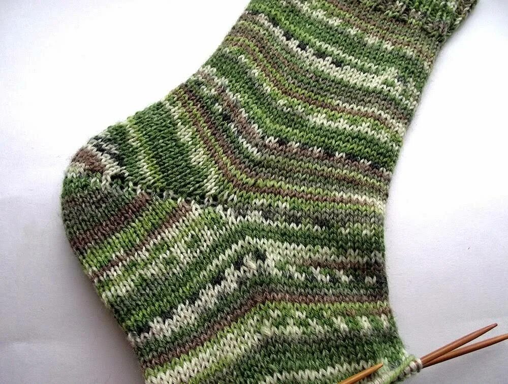 Вязание пятки бумеранг носков спицами. Вязание носков спицами пятка бумеранг. Вязание носка с пяткой бумеранг. Носки с вывязанной пяткой. Носки от мыска.