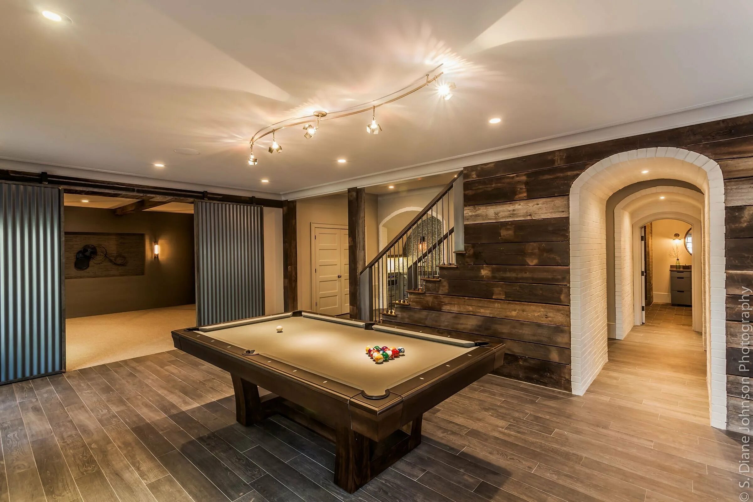 Интерьер подвального помещения. Подвально цокольный этаж. Интерьер подвала. Отделка подвала. Отделка подвала.