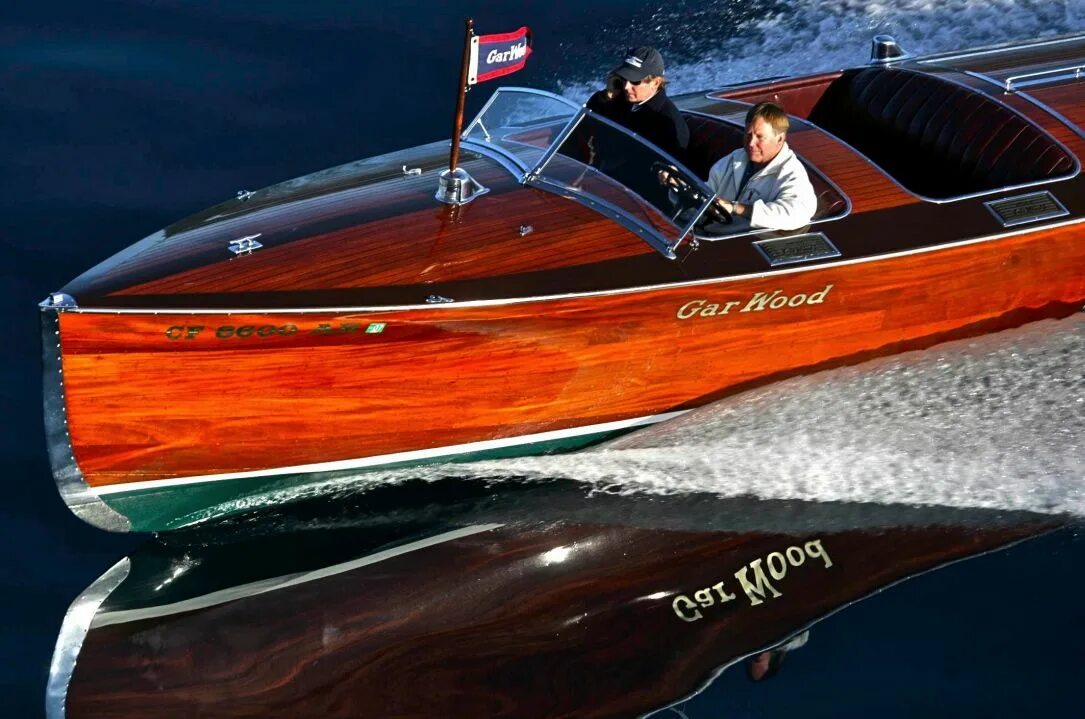 Classic motor boat. Катер рива акварама. Классические лодки. Моторные яхты конрад классик. Моторная лодка бугатти.