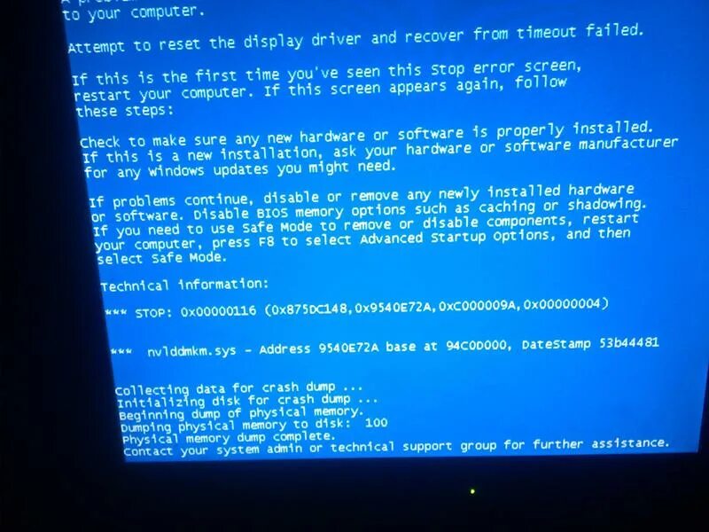Синий экран при установки драйвера. Синий экран. Синий экран смерти. При включении компьютера синий экран. Синий экран с грустным смайликом.