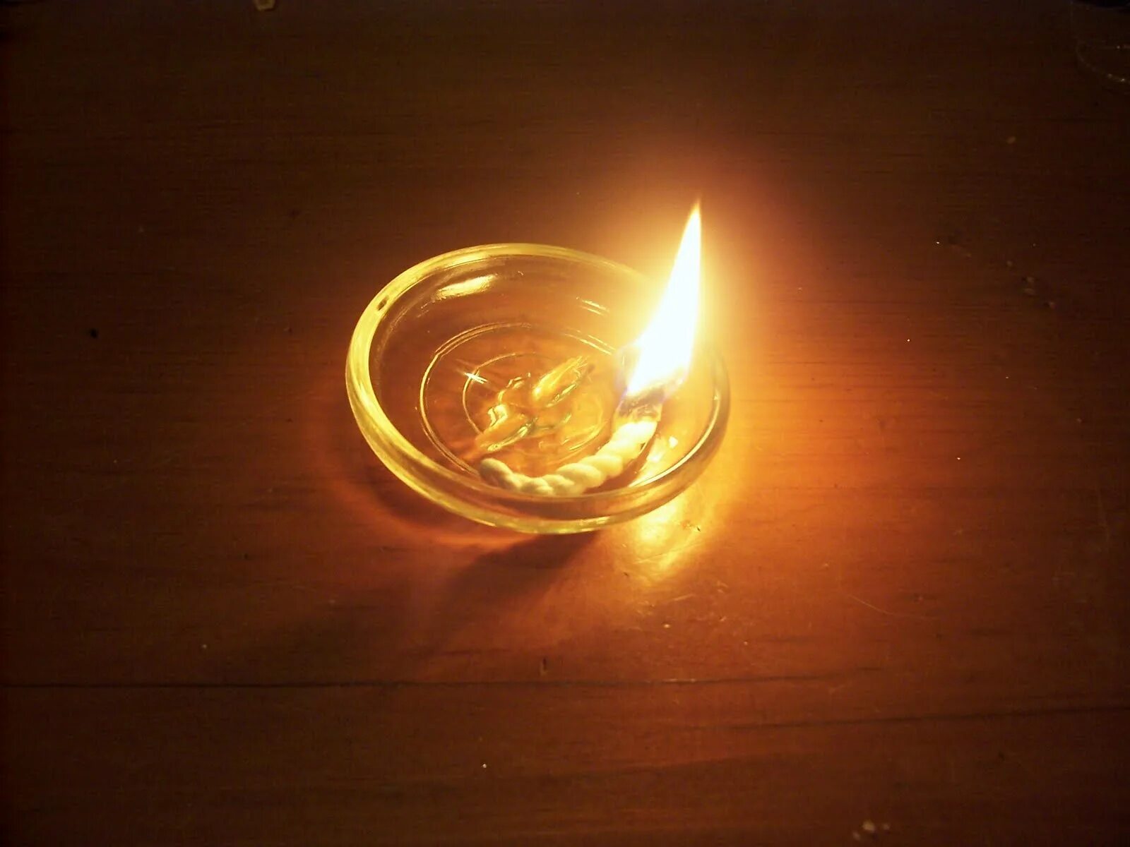 Give me the light. Горящая лампада. Роскошные масляная лампа. Самодельная масляная лампа. Масляная лампа вид сверху.