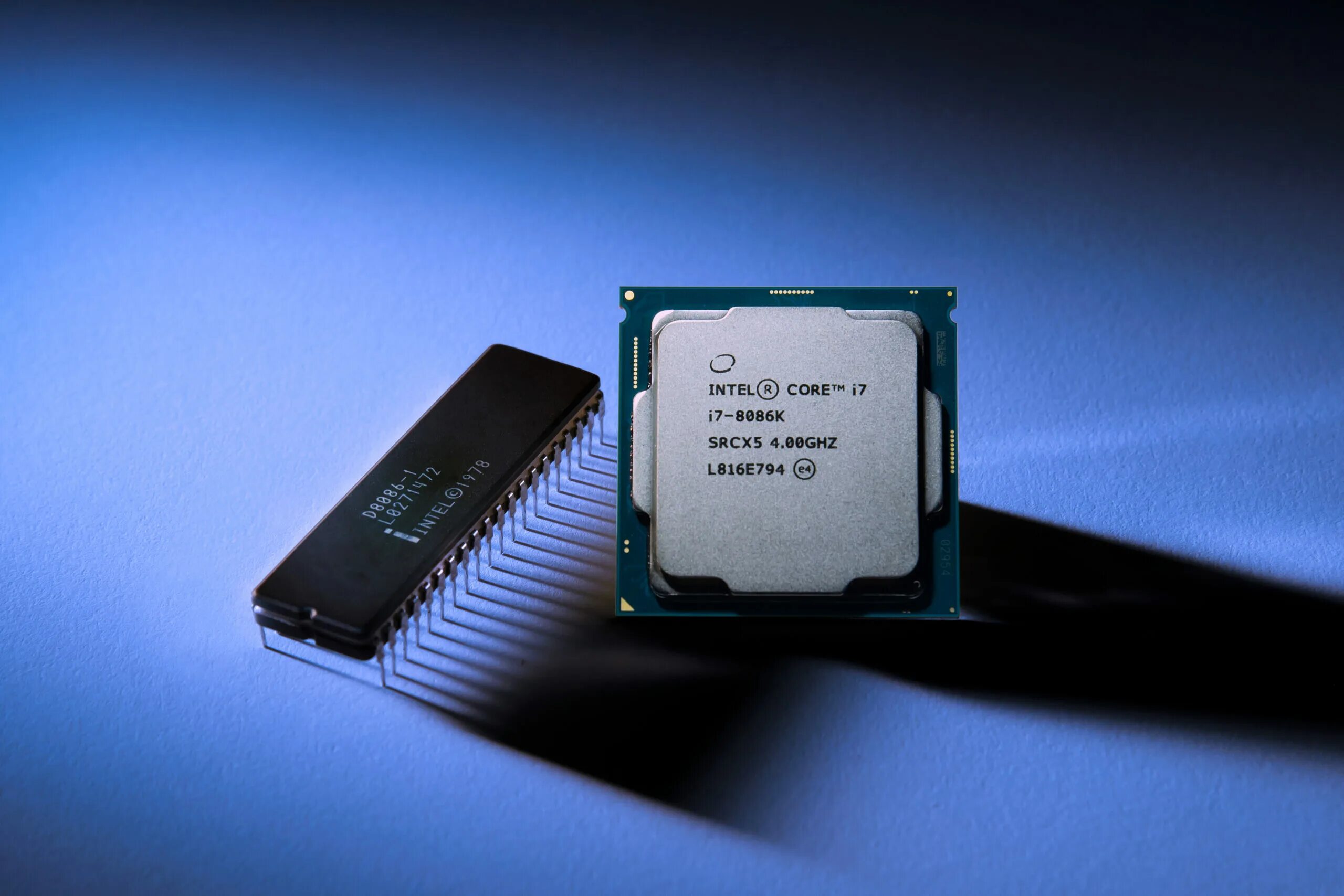 Старые интел. Intel Core i7 8086k. Intel 8086k. Процессор 8086. Микропроцессор Intel 8086.