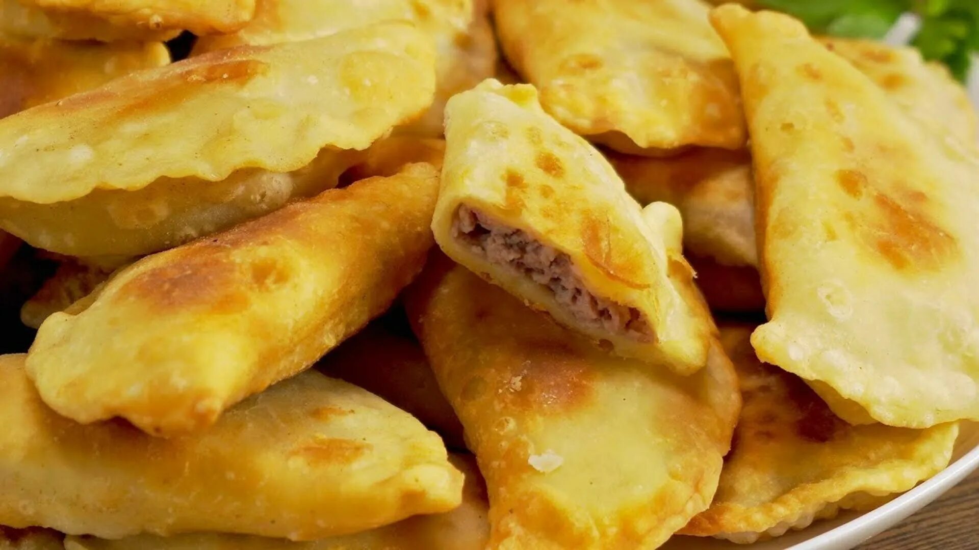Пирожки с мясом посикунчики. Шаньги посикунчики. Чебуреки посикунчики. Посикунчики с мясом на сковороде рецепт. Пирожки посикунчики.
