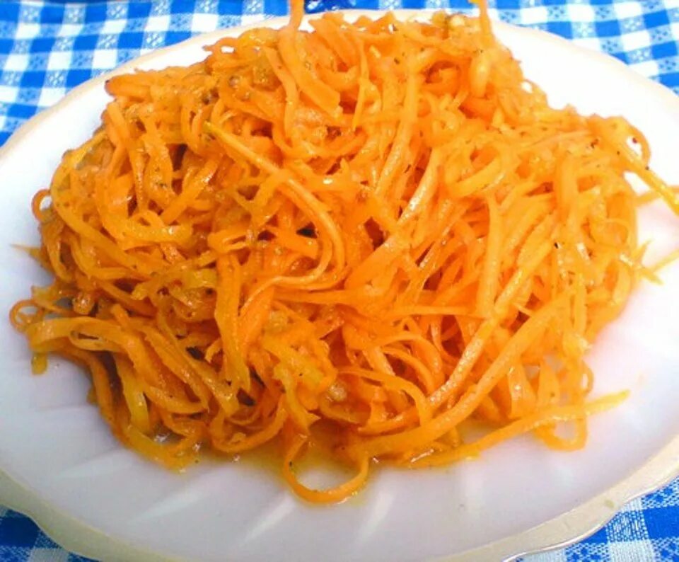 Салат с корейской морковью и апельсинами и курицей. Салат восторг с курицей копченой, с корейской морковью и апельсинами. Салат с морковью и апельсином. Салат с морковью по-корейски и апельсинами. Салат с апельсином и корейской морковкой.