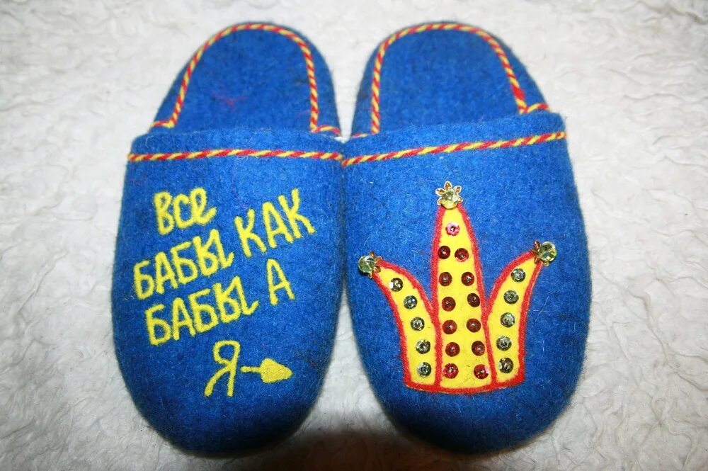 Тапки домашние парные. Парные тапочки для двоих. Необычные тапки женские. Пара тапков. Тапочки возле кровати.