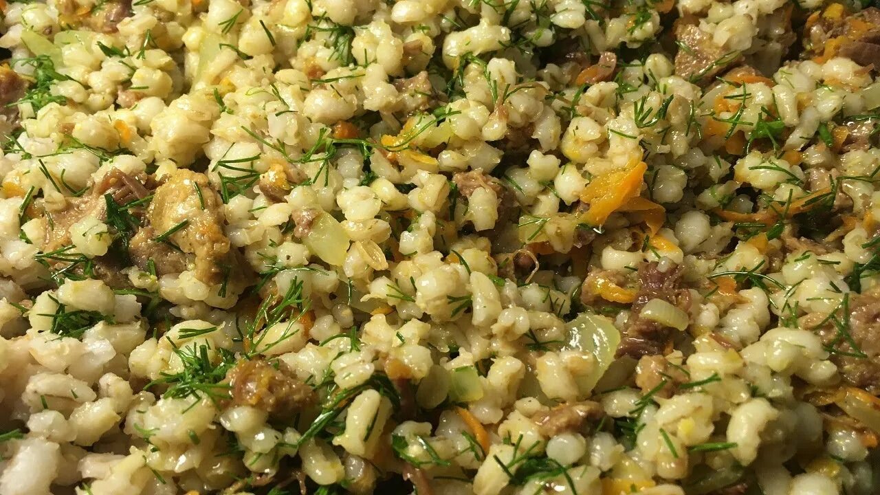 Как приготовить перловку с тушенкой вкусно. Перловая крупа с тушенкой. перловка с тушенкой. перловка с тушенкой на сковороде. перловка по армейски с тушенкой.