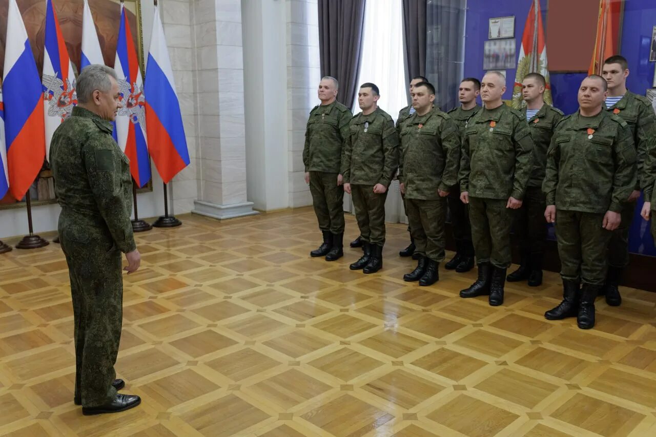 Шойгу вручил участникам спецоперации медали «Золотая звезда». Награждение военнослужащих. Российский солдат. Военнослужащие России. Вручение военных наград