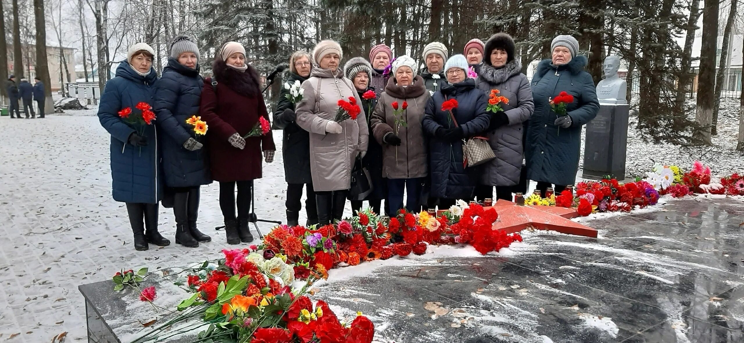 Памятник волонтерам. Памятник неизвестному солдату. Цветы в память погибшим у памятника. Памятник неизвестного солдата в России.