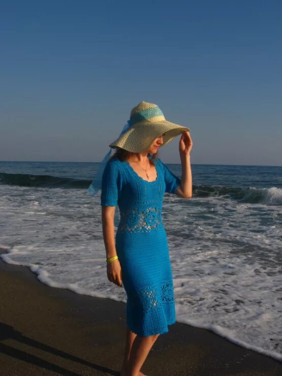 На берегу в синем платье. Стоишь на берегу в синем платье. А Я стою на берегу в синем платье. Я ты стоишь на берегу в синем платье. Ты стоишь в синем платье слушать