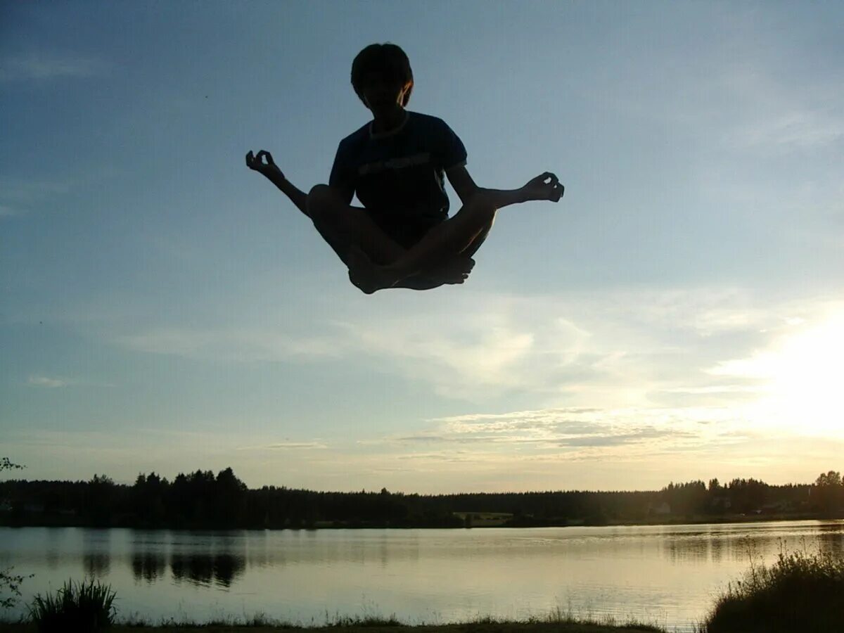 Можно ли людям летать. Левитация. Человек в воздухе. Человек парит в воздухе. Левитация йога.