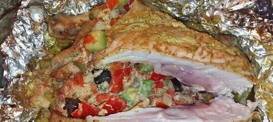 Курица в духовке с овощами в фольге. Курица в фольге в духовке. курица в фольге в духовке целиком. курица с овощами в фольге в духовке. фаршированная курица в фольге в духовке целиком.