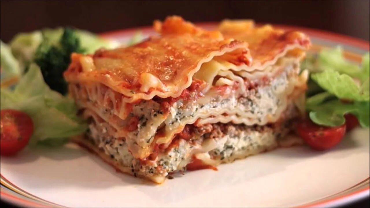Лазанья в сливочном соусе. Лазанья на тарелке. Лазанья без соуса. Лазанья с баклажанами от джейми оливера. Лазанья без соуса бешамель.