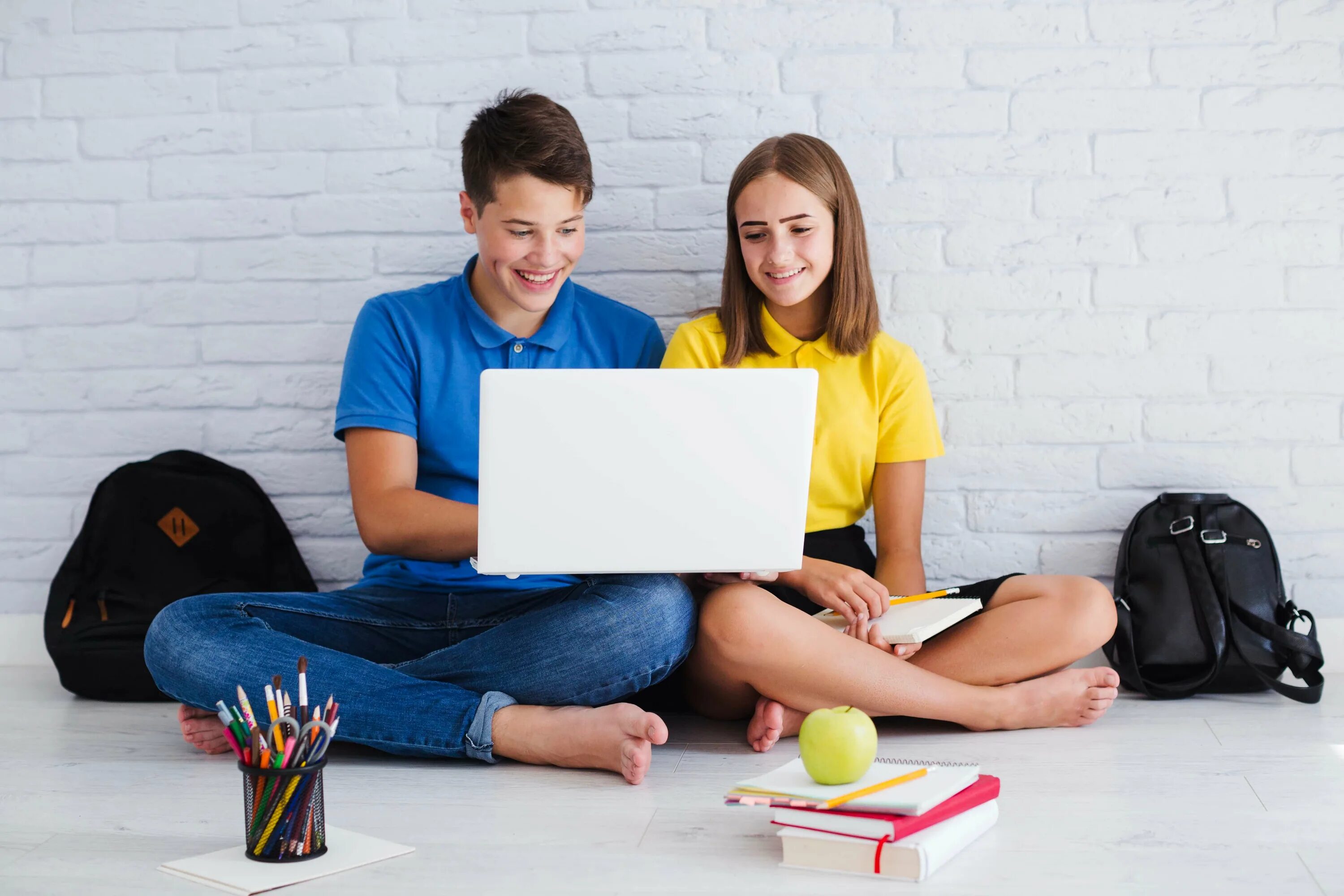 Курсы для работы. Подросток с ноутбуком. Подросток за компьютером. Школьник с ноутбуком. Студент с ноутбуком.