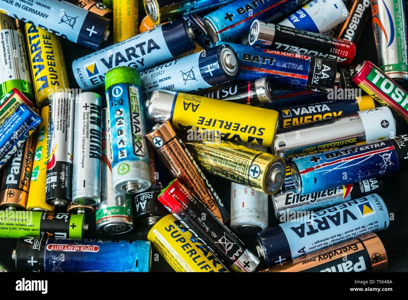 Dispose of the Battery. Батарейки стоковое фото. Одноразка батарейка. Одноразка с аккумом.