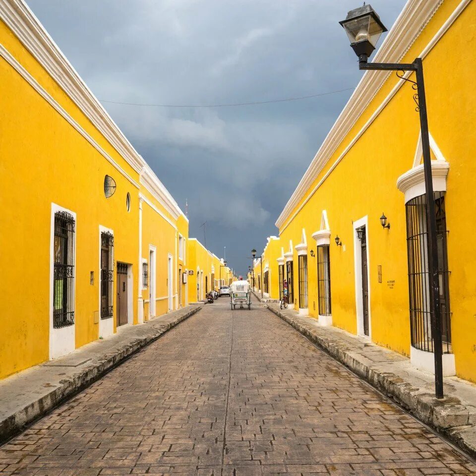 Желтый дом текст. Желтый город. Желтая улица. Улицы в желтом цвете. Желтое здание.