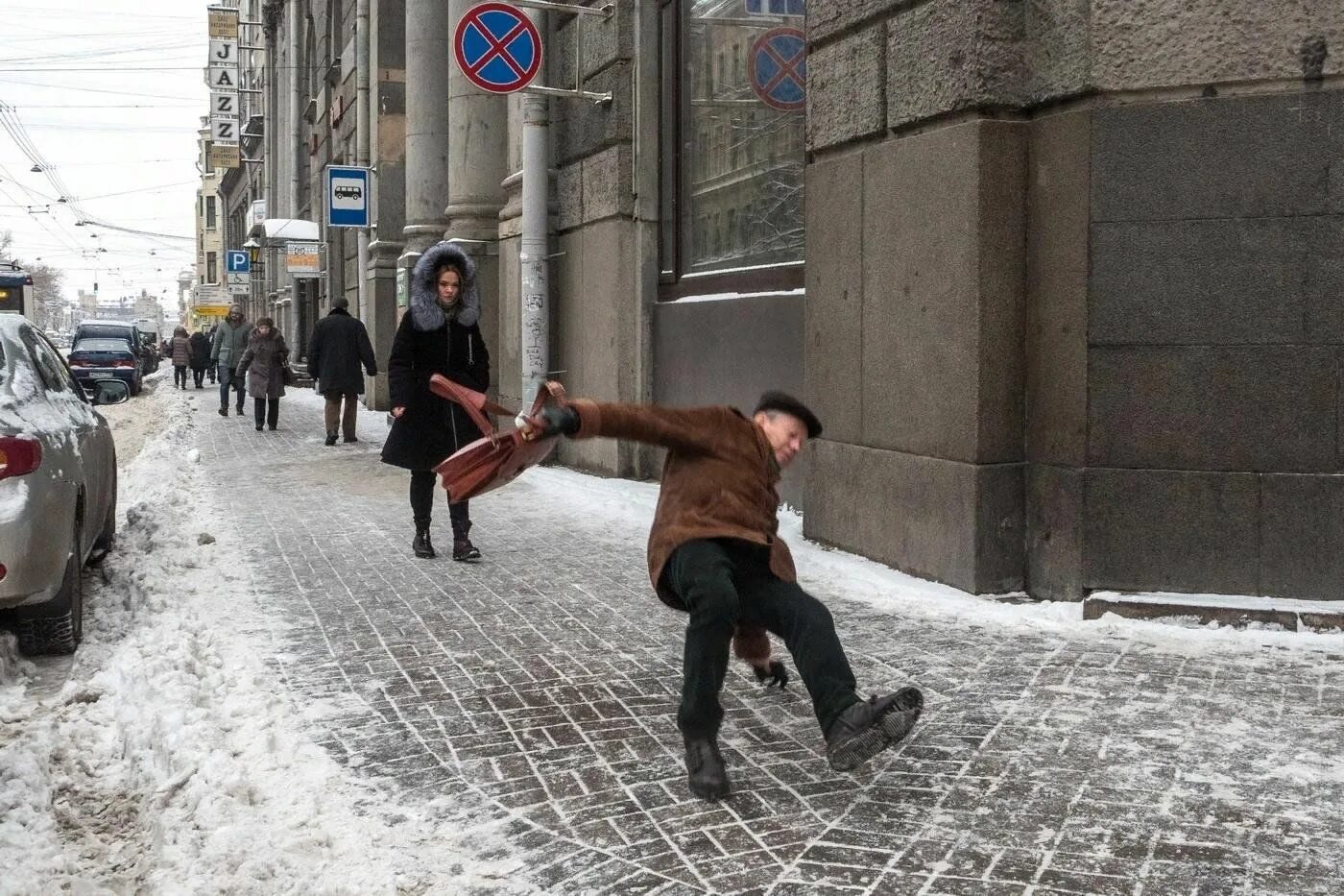 Сильный гололед. Скользко на улице. Гололедица на дорогах. Гололед в городе. Гололед падает