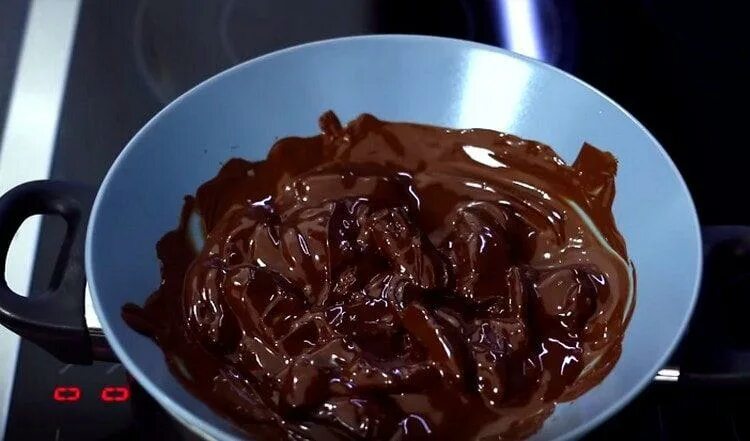 Растопить шоколад на бане. Растопленный шоколад. Растопленный Горький шоколад. Водяная баня для шоколада. Черный шоколад растопленный.