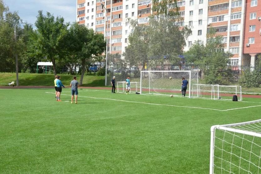 31 лицей уфа поле футбольное. стадион трудовые резервы киров. новосибирск футбольное поле школы 177. футбольное поле школы 85 кемерово. футбольное поле 110х70.