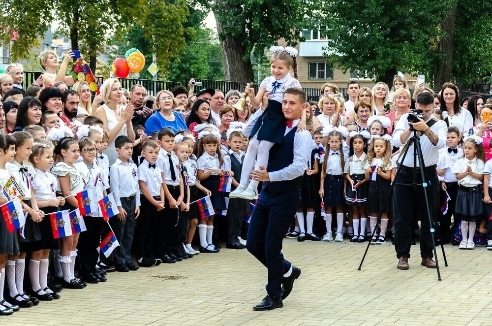 Александров 15 школа. Линейка в школе. Торжественная линейка в школе. Торжественная линейка в школе дети. Школьная линейка 1 сентября.