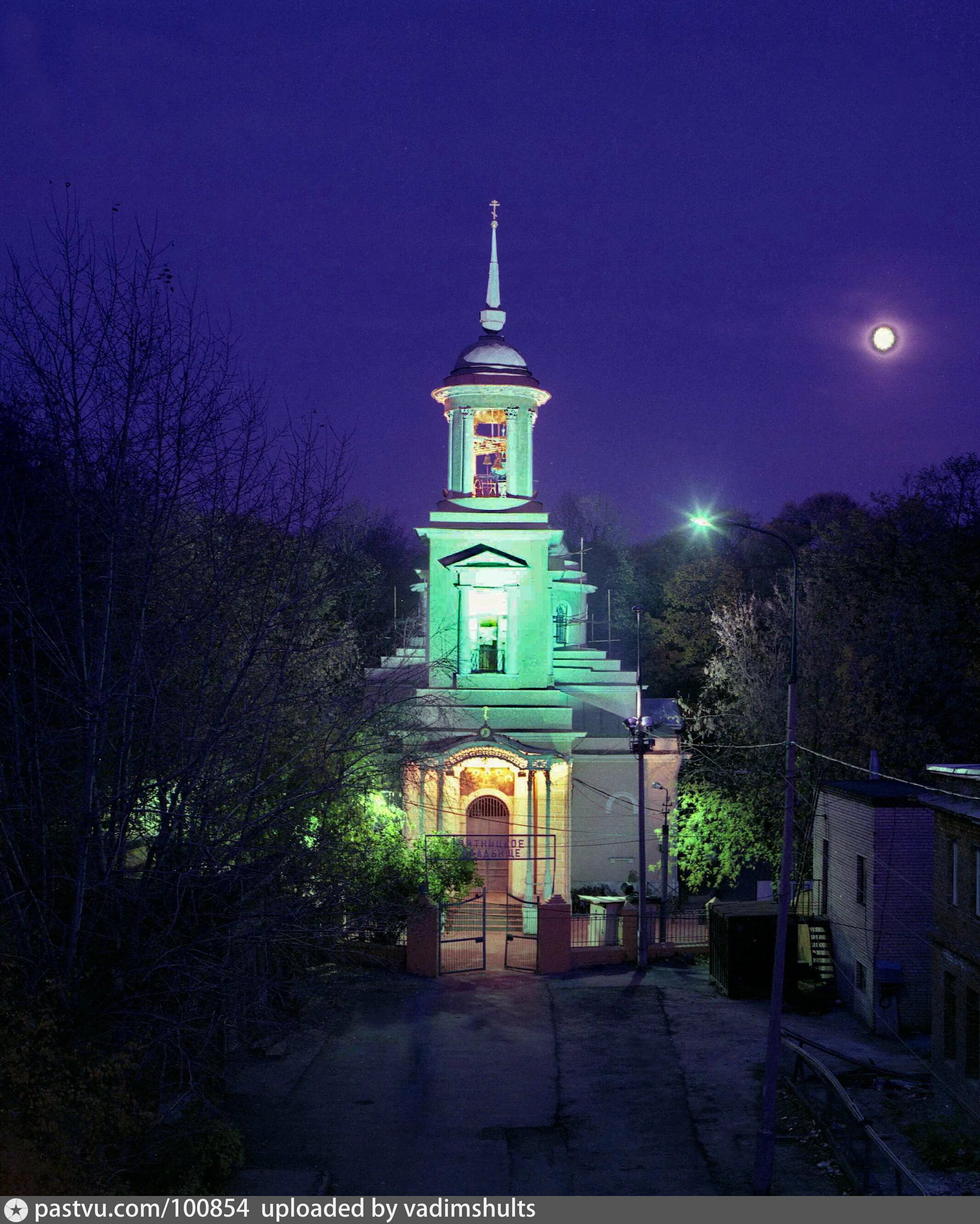 Храм троицы на пятницком кладбище. Храм троицы на пятницком кладбище. Церковь троицы живоначальной на пятницком кладбище. Храм троицы на пятницком кладбище. Троицкая церковь на пятницком кладбище москва.