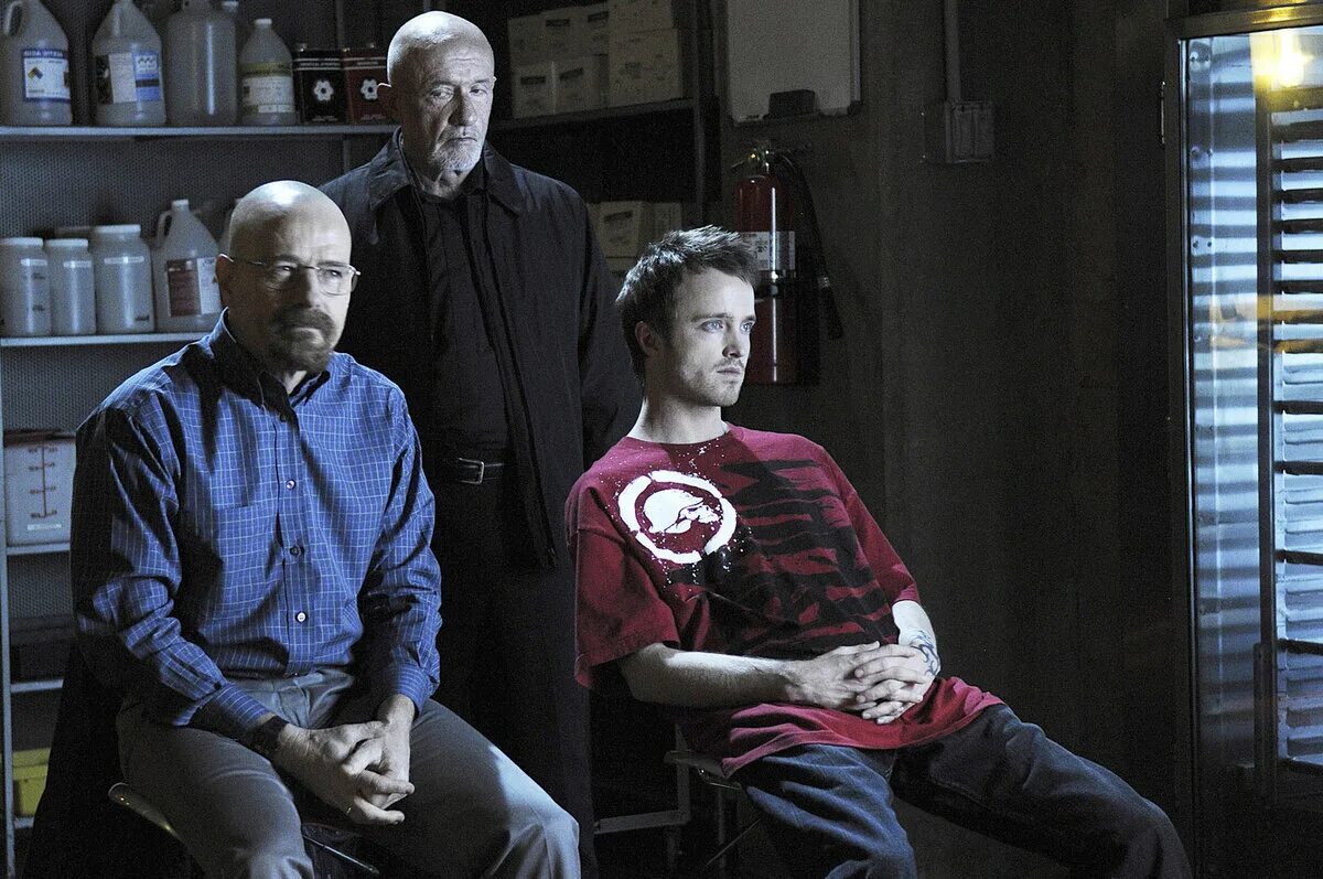 Во все тяжкие сериал. Брейкин бед. Брейкин бед. Breaking bad уолтер уайт и джесси. Уолтер уайт и хэнк.